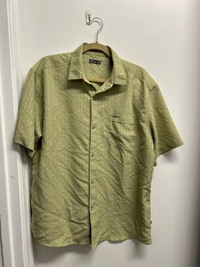 Men's Short-Sleeve Button-Up Shirt in Light Green